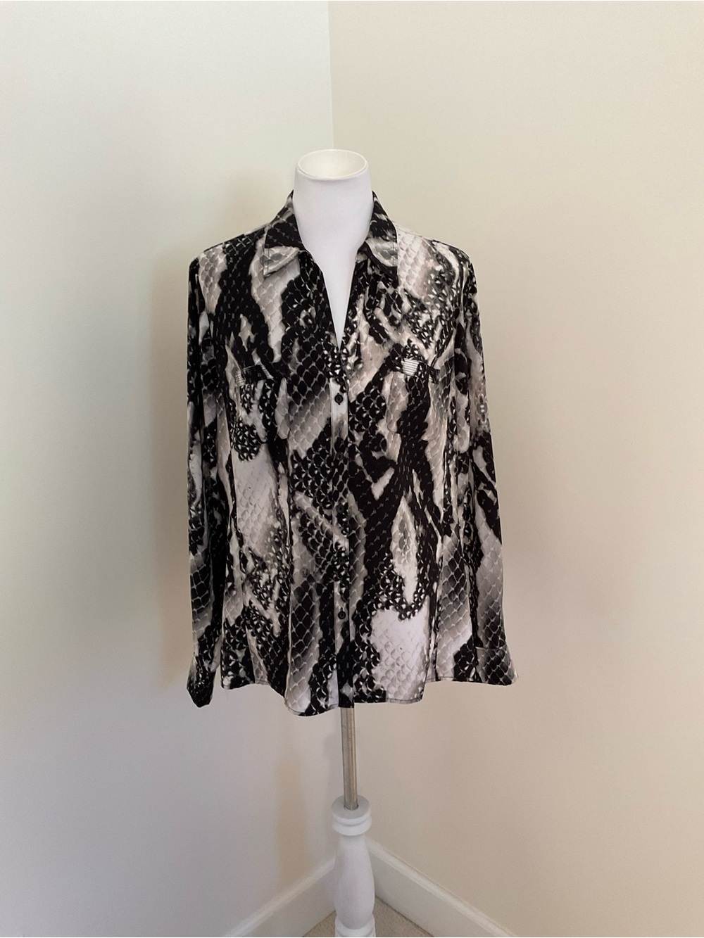 Jones New York Collection Monochrome Snake Print Tunic Blouse